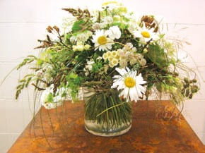 Hledáte vhodný dárek pro nadcházející návštěvu známých? Naaranžujte jim kytici z vlastní zahrady!