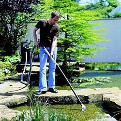 Nepodceňujte podzimní péči o zahradní jezírko a včas ho připravte na měsíce klidu!