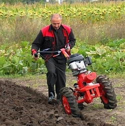 Malá mechanizace pro podzimní zpracování půdy – váš pomocník na zahrádce!