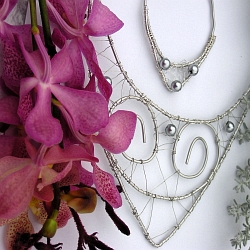 Hledáte originální vánoční dárek? Zkuste místo zlata šperky z květin!