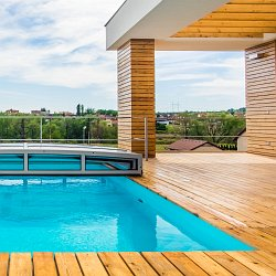 Přemýšlíte již teď, jakým způsobem letos zakryjete svůj zahradní bazén? Máme pro vás zajímavé řešení!