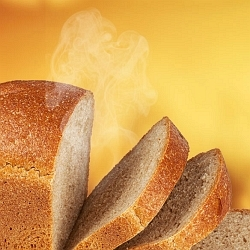 Máte chuť na zdravý a křupavý chléb k nedělní snídani? Upečte si ho ve své vlastní domácí pekárně!