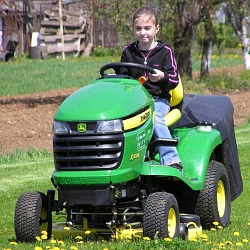 Hledáte vhodnou techniku do zahrady? Vyzkoušejte osvědčenu značku John Deer!