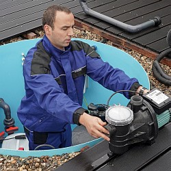 I když se možná ještě koupete, je třeba myslet již teď na zimování zahradního bazénu!