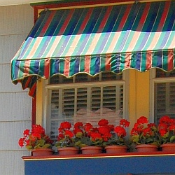 5 látkových vychytávek pro stínění do interiéru i na terasu