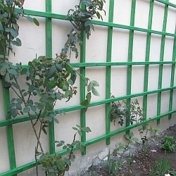 Návod na snadné a rychlé připevnění pergoly k fasádě, včetně té zateplené