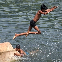 Chybí vám v zahradě voda? Postavte si přírodní koupací jezírko!