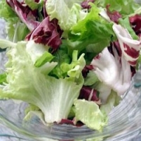 Sklízíte poslední saláty a rádi byste měli v kuchyni brzy další? Koncem měsíce je můžete opět vysévat ze semen!