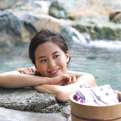 Chcete se v zimě koupat venku v teplé vodě? Zahradní lázně on-sen vám to umožní!