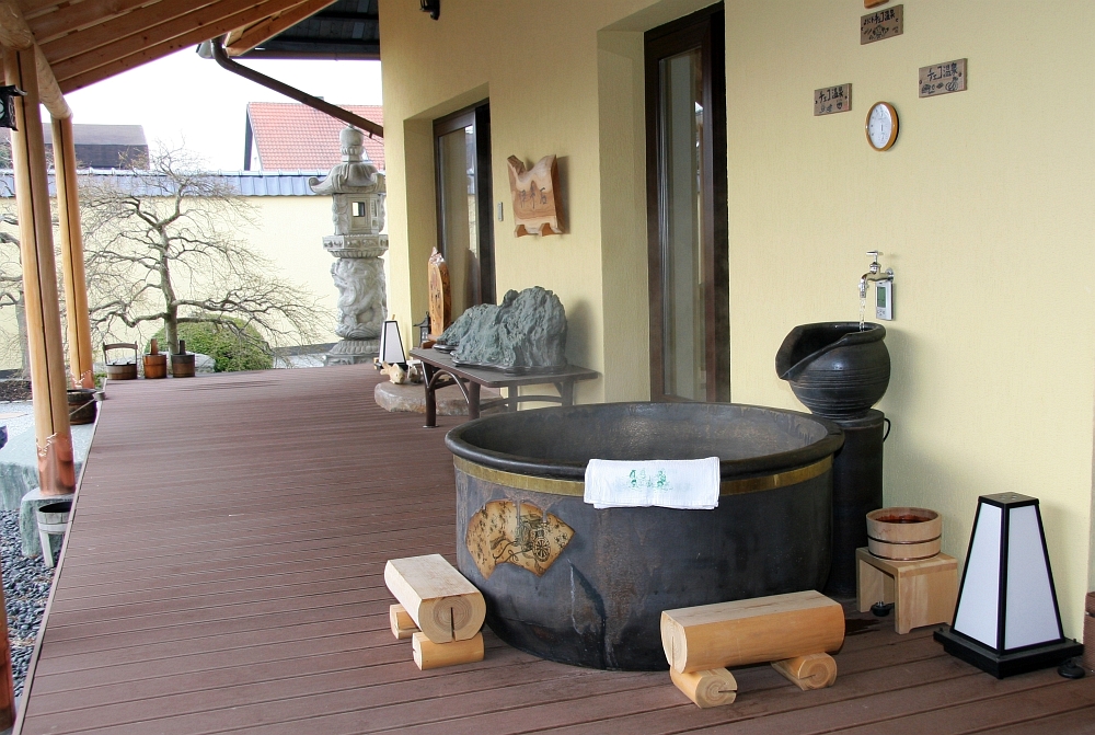 Ukázka využití on-senu umístěného na terase japonského domu v Česku